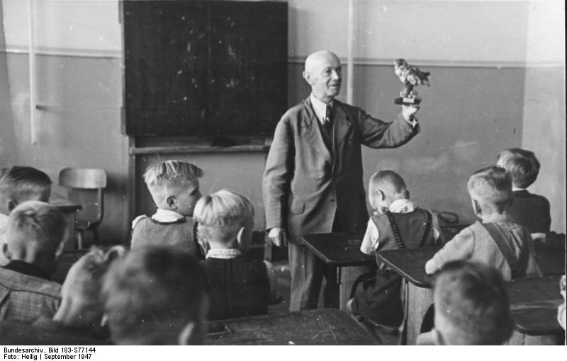 By Bundesarchiv, Bild 183-S77144 [ CC BY-SA 3.0 ]  https://commons.wikimedia.org/w/index.php?curid=5369545